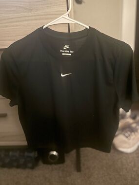 Nike Cropped Black Tee
